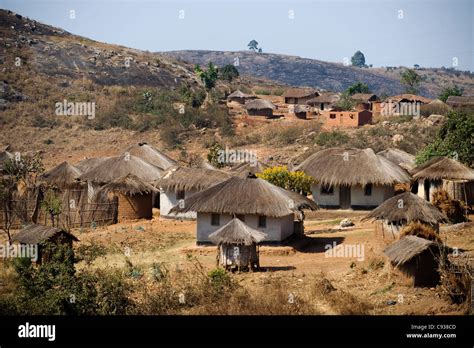 Il Malawi Dedza Erba Case Dal Tetto In Un Villaggio Rurale Nella