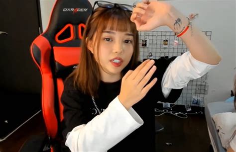 Bạn thích các tin tức trong chủ đề này? Giải mã ba hình xăm đôi độc lạ của nữ streamer nổi tiếng ...