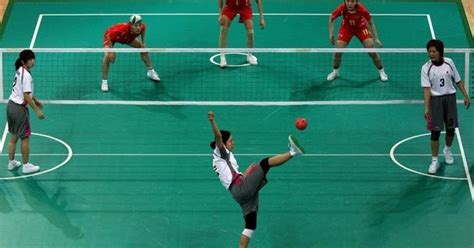 Sepak takraw adalah jenis olahraga campuran dari sepak bola dan bola voli, dalam permainan sepak takraw, dimainkan oleh dua regu yang berhadapan dan dipisahkan oleh jaring (net) pada bagian tengah lapangan yang berbentuk persegi empat panjang dan rata seperti dalam permainan badminton. Peraturan Resmi Pertandingan Sepak Takraw Terbaru