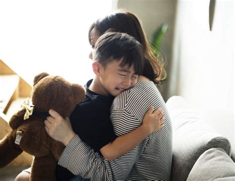 Madre Japonesa Consolando A Su Hijo Foto Premium