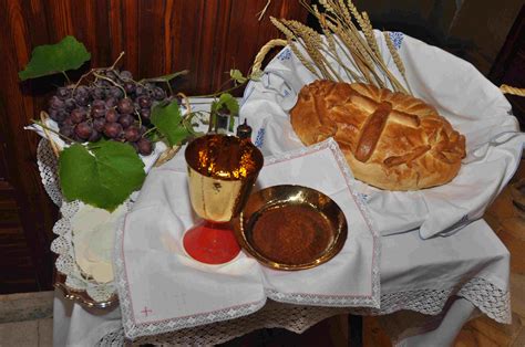 Per questo, durante la messa, in tre diversi momenti rituali, il pane e il vino vengono sollevati in alto per essere presentati a dio o per . DEO VOLENTE "Tradidi quod et accepi": Benedetto XVI ...