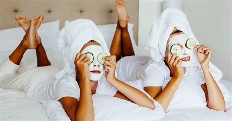 Scopriamo come realizzare una maschera purificante per il viso fatta in casa con ingredienti naturali, in grado di ridare luminosità e compattezza alla pelle. Maschera viso fatta in casa: 8 ricette imperdibili da provare!