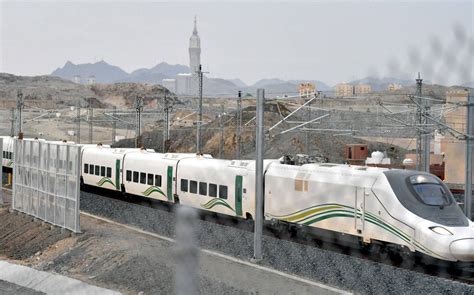 نجوم الخليج يساندون سلطان النيادي في أزمته الصحية. استئناف عمل قطار الحرمين السريع في المملكة العربية السعودية