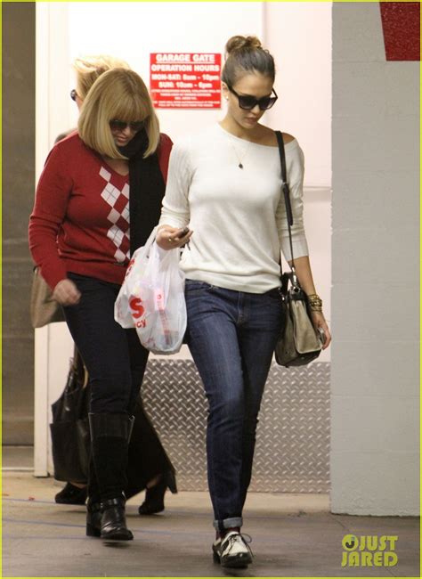 Jessica Alba And Mom Catherine Shopping For The Holidays Photo 2611897 Jessica Alba Photos