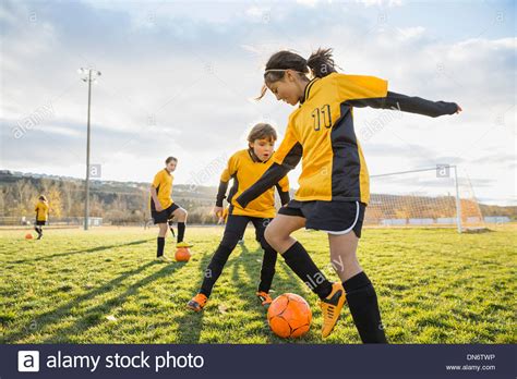 Girls Soccer Drills On Field Hi Res Stock Photography And Images Alamy
