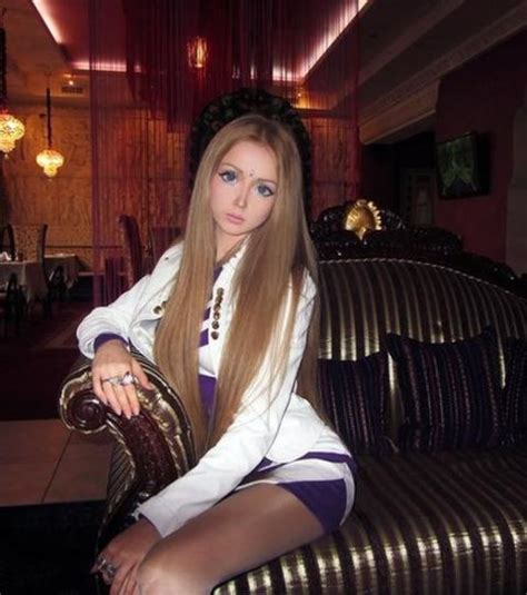 Regardez Valeria Lukyanova La Femme Barbie Ukrainienne Symbole Des