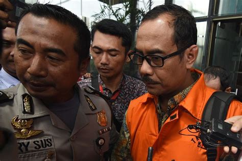 Menteri juliari sempat menyebut nama putra presiden untuk pengadaan tas penampung bansos. KPK Ambil Sampel Suara 2 Tersangka Pejabat Kemenag Jawa Timur