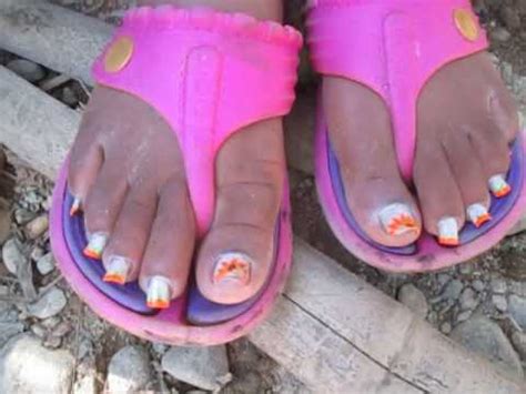 Si las tienes largas y duras, esta tarea aparentemente sencilla puede volverse difícil y hasta dolorosa. Uñas Largas De Los Pies - unas decoradas