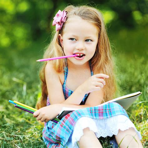 Śliczna Mała Dziewczynka W Lato Parku Obraz Stock Obraz złożonej z dzieciak uśmiech
