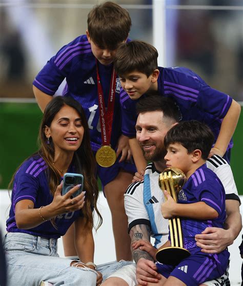 Los Festejos De Messi Tras Ganar El Mundial Qatar 2022 Del Beso Al Trofeo Que Se Le Negó En