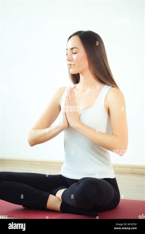 Woman Practicing Yoga Assis En Padmasana Exercice Lotus Pose