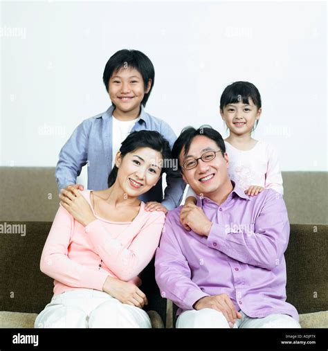 Eine Koreanische Bruder Und Seine Schwester Sind Der Eltern Schultern
