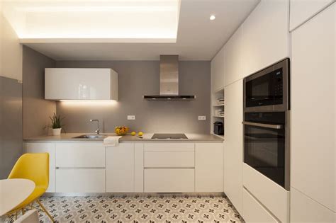 Las cocinas en «u» son muy funcionales, ya que permiten una gran movilidad sin tener. Reforma para unir dos pisos en una sola vivienda en ...