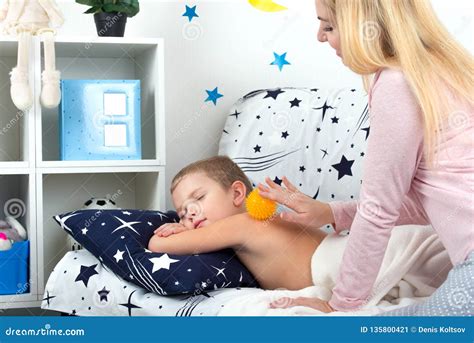 La M Re Fait Le Massage Du Dos De Son Petit Fils Image Stock Image Du Physique Loisirs