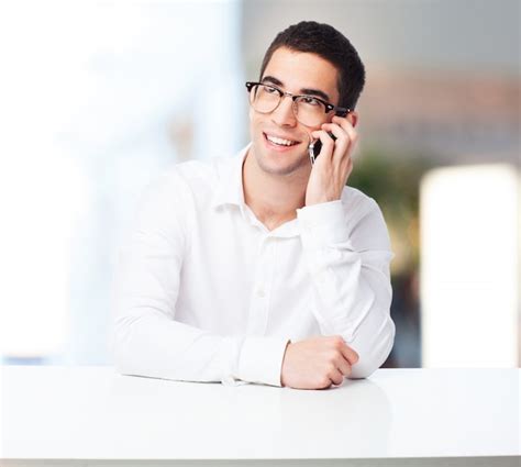 Hombre Sonriente Hablando Por Teléfono Foto Gratis
