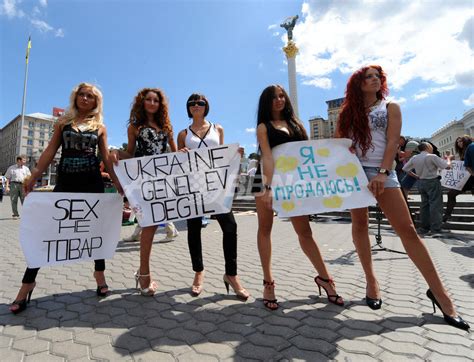 「買春ツアー反対」、売春婦の服装で政府に抗議 写真8枚 国際ニュース：afpbb news