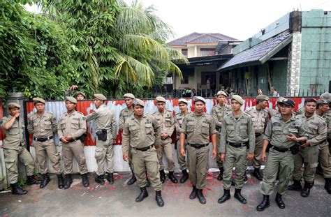 indonesia 21 arrested after mob attacks ahmadiyya mosque — benarnews