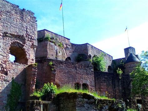 Burg nanstein bei landstuhl die mittelalterliche burg nanstein hoch über der stadt landstuhl in der burg nanstein bei landsruhl (pfalz), eine der burgen des franz von sickingen, des letzten ritters. Burg Nanstein (Landstuhl) - 2021 What to Know Before You ...