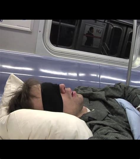 Elle traite sa bite en fin de compte jusqu'à qu'il éjacule sur sa ma Des lits pour faire la sieste dans le métro
