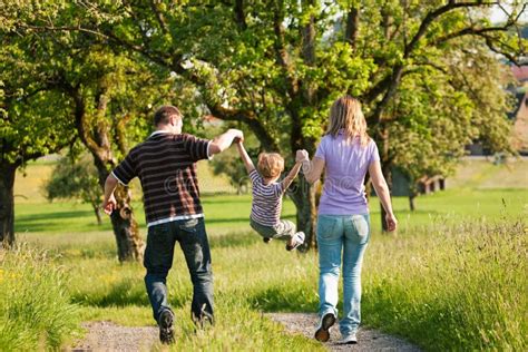Familia Que Tiene Una Caminata Al Aire Libre En Verano Imagen De