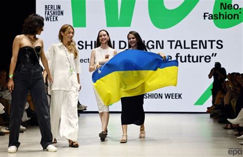Украинские дизайнеры на Неделе моды в Берлине вышли на подиум с флагом ...