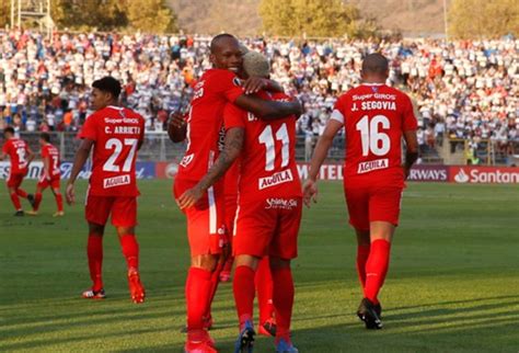 Soccer players david ferreira (l) and walter peralta are seen fighting for the ball during their copa libertadores match, played in montevideo, uruguay, 23 april 2002. Dos récords para equipos colombianos que tiene América en ...