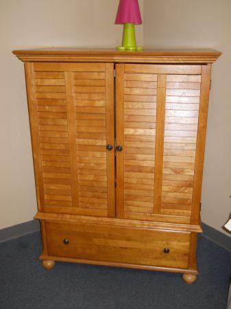 We carry bedroom furniture sets in all bed sizes, colors and styles to match your décor. Bedroom Armoire Made By Thomasville - (60/40 Furniture ...