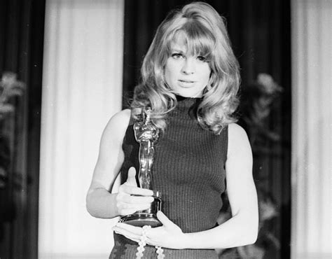 Julie Christie With Her Oscar For Best Actress Hollywood Glamour At