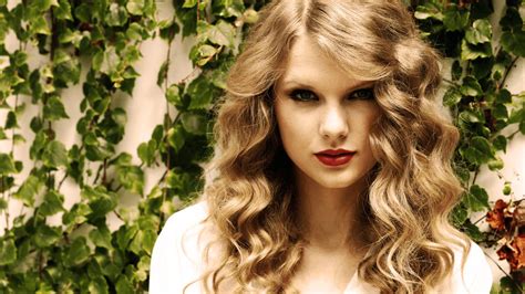 Download Taylor Swift With Gorgeous Curls Wallpaper