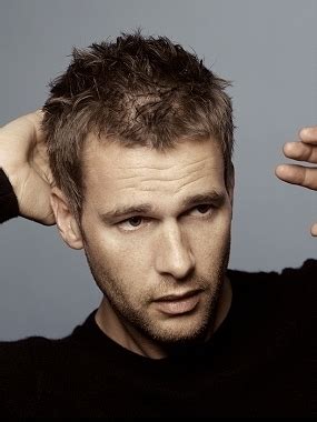 La copertina di questi tagli capelli uomo è tutta dedicata ai capelli corti sfumati, che si elevano tramite dei ciuffi di lunghezza intermedia, che abbinano modernità e praticità. Taglio capelli corto da uomo 2011