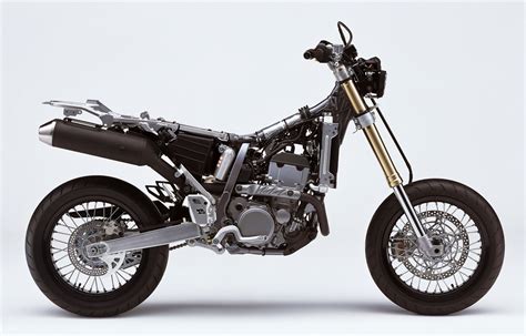 The engine produces a maximum peak output power of and a maximum torque of. Suzuki DR-Z 400 SM 2005 | Agora Moto