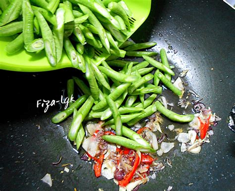 Sayur kacang panjang akan sangat nikmat jika dilengkapi dengan bahan pelengkap, banyak bahan pelengkap yang bisa digunakan dimana salah satunya yakni tahu. TUMIS KACANG PANJANG TELUR MASIN | Fiza's Cooking