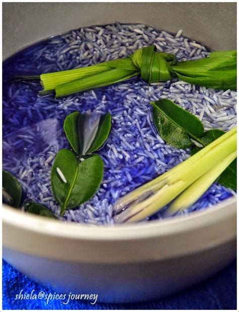 Tengok sahaja bunga telang ni mesti teringat nasi kerabu, khasiat bunga telang ni banyak tau bukan sekadar berfungsi sebagai pewarna makanan sahaja. Spices Journey: NASI KERABU BIRUKU
