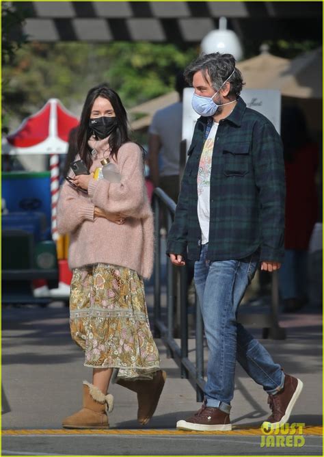 Photo Abigail Spencer Josh Radnor Step Out Together 01 Photo 4514438