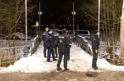 Das könnte auf nrw zukommen. Corona-Hotspot: Polizei kontrolliert Ausgangssperre in ...