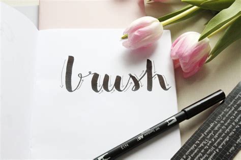 Handlettering lernen gelingt selbst mit geringen aufwand, solange sie sich zeit lassen und üben. Handlettering Tipps 3: Brush Lettering lernen - Rosy & Grey