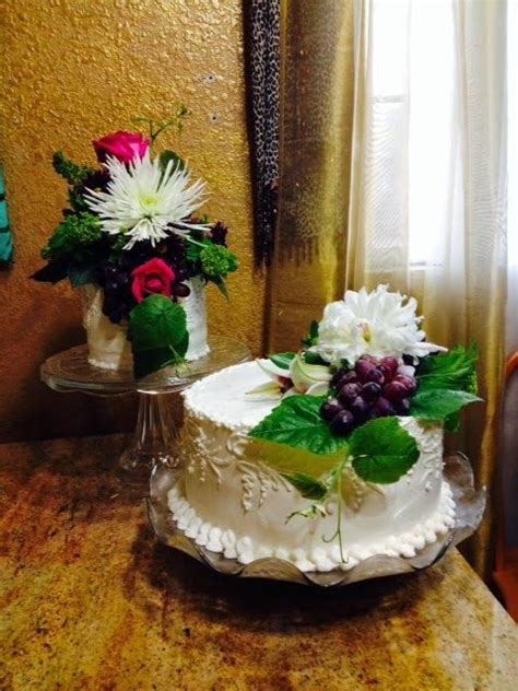 Keep your cakes at the peak of freshness and quality by following a few key guidelines. How to use fresh flowers on a cake- Cake Decorating- video ...