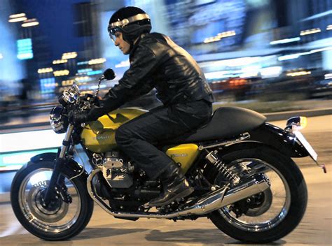 Welcome back moto guzzi, finally your 'old fashioned bikes' make sense… Moto-Guzzi V7 750 Cafe Classic 2011 - Fiche moto - MOTOPLANETE
