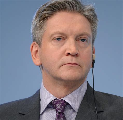 The changes will take effect at the start of may. Risikovorstand Deutsche Bank: „Die Zahl 46 Billionen ist ...