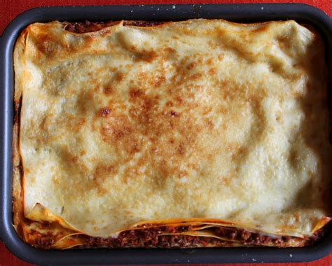 Il ragù di carne preparato con il bimby è un classico della cucina italiana, un trionfo di profumi e sapori che conquistano il palato fin dal primo assaggio. Lasagne al ragu, ricetta semplice | Cucina con Amelia