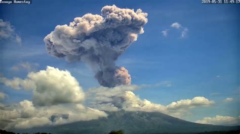 Indonesia raised the alert level for the mount agung volcano to the highest level, and australians are being warned to monitor local media and follow the instructions of authorities. Bali Volcano Spews Ash In New Eruption - YouTube