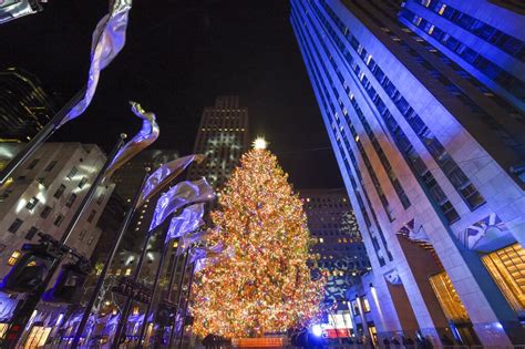 Rockefeller Center Christmas Tree Turns On With Virus Rules Walk 975