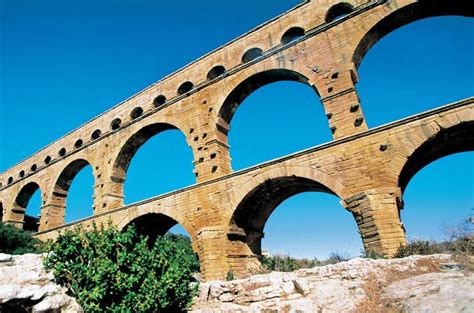 SmallGroup Avignon and Pont du Gard Day Trip with Wine Tasting from