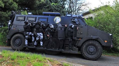 France La Gendarmerie Va Utiliser 18 Véhicules Blindés La Nuit