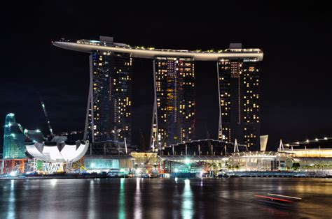 These are the top 10 pool hotels in singapore. シンガポール、超デザインの超高層ビルが完成