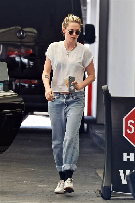 Kristen Stewart Ops For A Casual Look While Visiting A Medical Building In Beverly Hills California