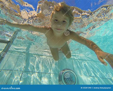 Kleines Kinderschwimmen Unter Wasser Im Pool Stockfoto Bild von mädchen zicklein