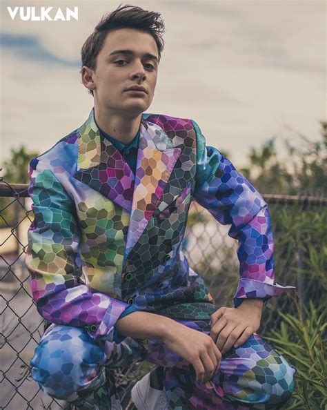 He has more than 565k followers on the twitter account, about 7 million followers and on the instagram account and he does. Pin en noah schnapp