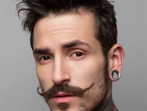 La Moustache Homme En Elle Vous Ira Au Poil Beard Hairstyle Hair And Beard Styles