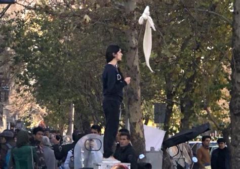 نه به حجاب اجباری، کارزاری از ۸ مارس تا ۶ دی ایران اینترنشنال